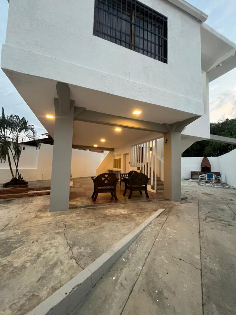 Terraza techada de la casa